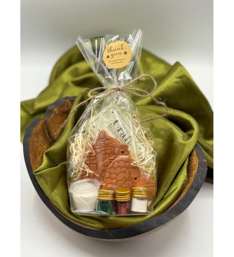 Kreativní sada pro domácí kutily – keramické vánoční ozdoby na zdobení (terakotový / lehký „sněhový“ reliéf)