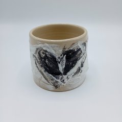 Ručně vyráběný keramický hrnek – abstraktní motiv