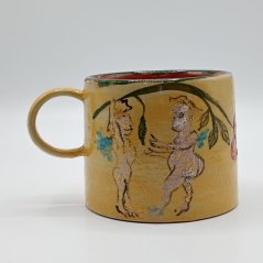 Keramický hrníček s figurálním motivem