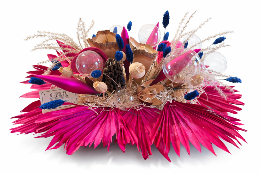 Szárított virágok és üveg díszek kompozíciója