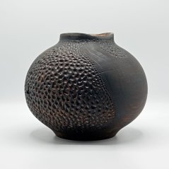 Művészi égetett fa váza domború mintával