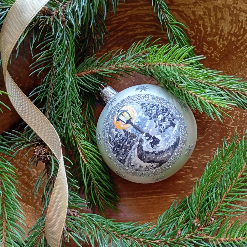 Ručně malovaná skleněná vánoční koule se zimní scénou – dostupná ve zlaté nebo stříbrné třpytivé verzi