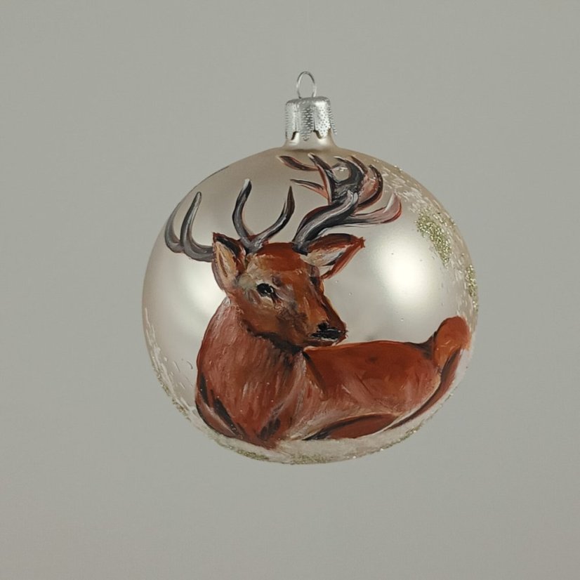 Kézzel festett üveg karácsonyi gömb vadászati motívummal - Szarvas a téli tájban (gyöngyház matt)