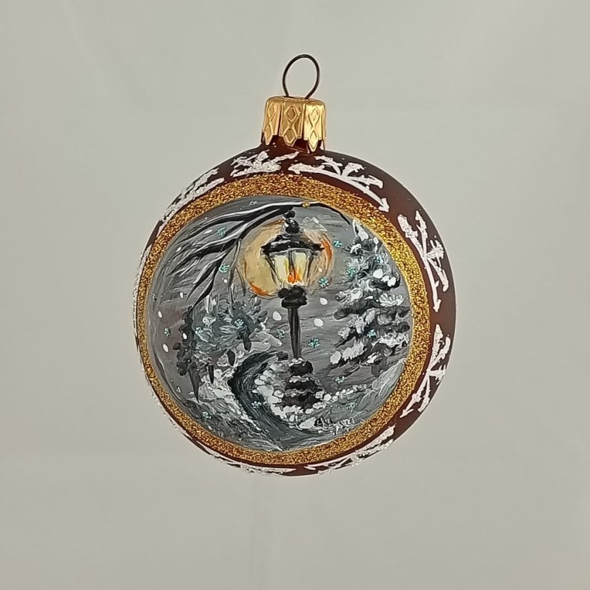 Ručně malovaná skleněná vánoční koule se zimní scénou – dostupná ve zlaté nebo stříbrné třpytivé verzi
