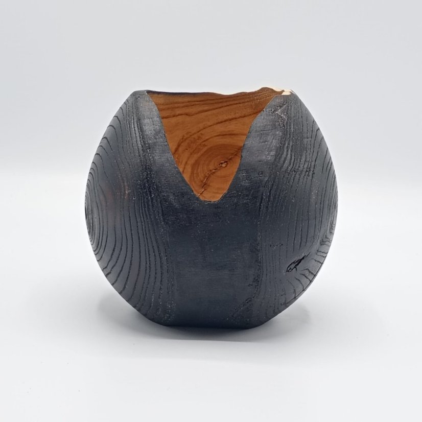 Váza z jasanového dřeva – kontrastní otevřený design