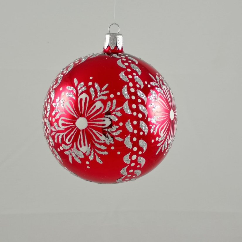 Červená skleněná vánoční koule s ručně malovaným květinovým ornamentem a stříbrným třpytem