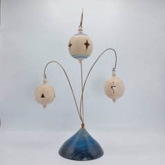 Állvány három fából készült díszítménnyel