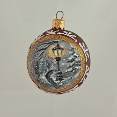Kézzel festett üveg karácsonyi gömb téli jelenettel – elérhető arany vagy ezüst csillogó változatban