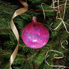 Ručne fúkaná vianočná guľ'a - abstraktný vzor