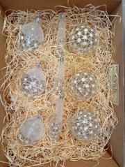 Luxusos átlátszó üvegekből készült karácsonyi díszek készlete pókháló mintával, ezüst és "hó" hatással (9 db)