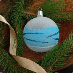 Ručně foukaná vánoční koule bílá, s jemným vzorem