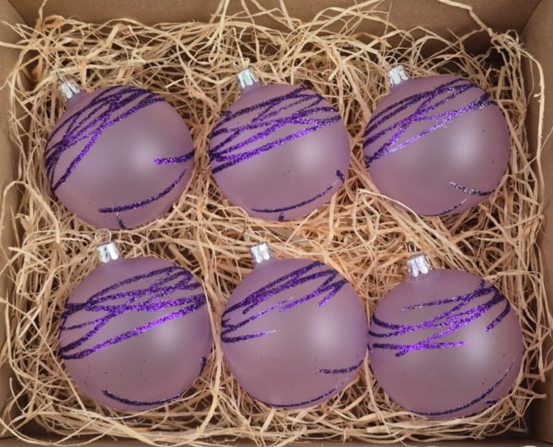 Lila matt karácsonyi gömbök csillogó mintával (6 db)