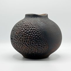 Umělecká vypalovaná dřevěná váza s reliéfem