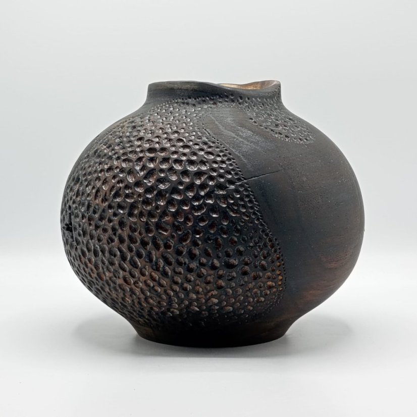 Umělecká vypalovaná dřevěná váza s reliéfem