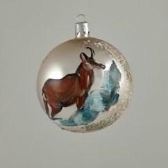 Kézzel festett üvegből készült karácsonyi gömb vadászati motívummal - Kamzik a hegyekben (gyöngyház matt)