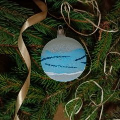 Ručně foukaná vánoční koule bílá, s jemným vzorem