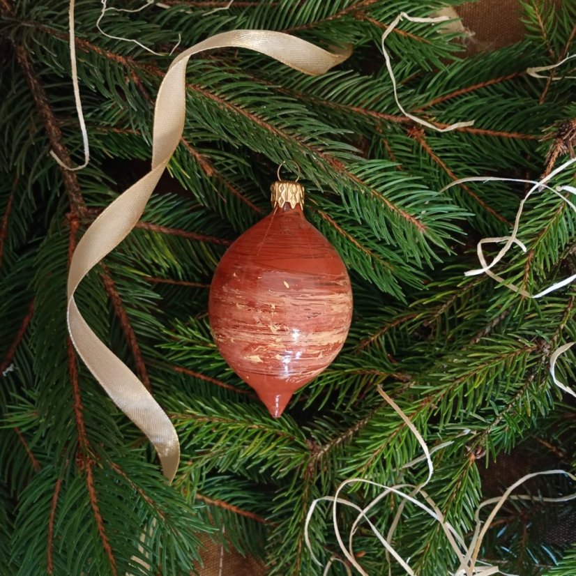 Ručně foukaná vánoční oliva s jednoduchým, moderním, abstraktním vzorem, béžová