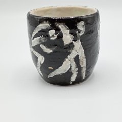 Keramický hrnek s abstraktním motivem