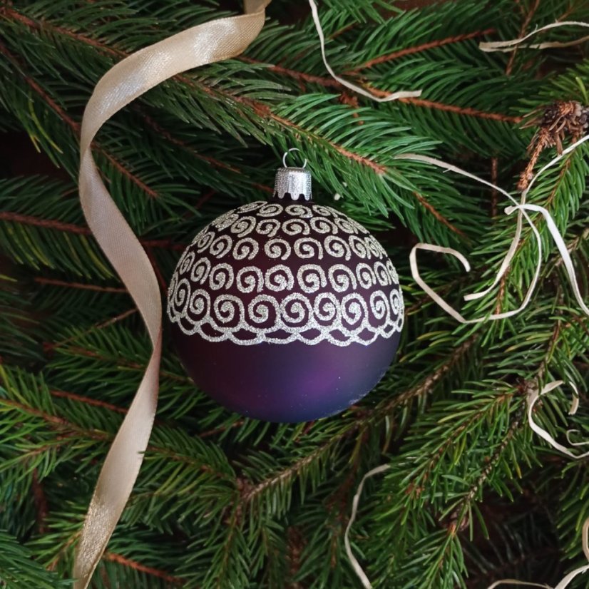 Ručně foukaná vánoční koule se vzorem krajky