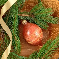 Ručně foukaná vánoční oliva s jednoduchým, moderním, abstraktním vzorem, béžová