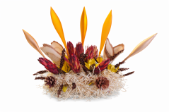 Aranžmá z suchých květin a skleněných ozdob – v tónech oranžové