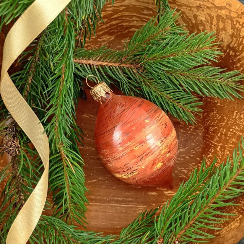 Ručně foukaná vánoční oliva s jednoduchým, moderním, abstraktním vzorem, béžová