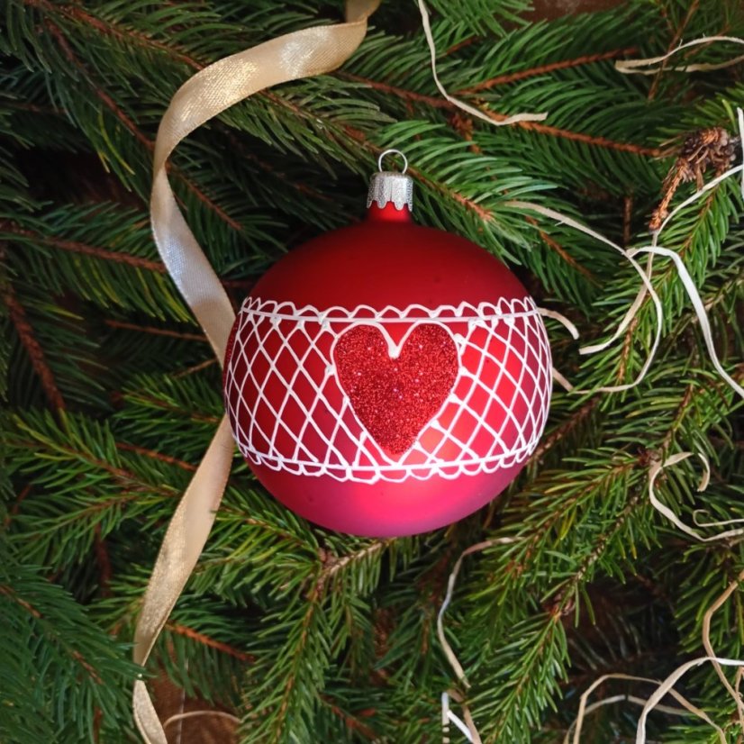 Červená vánoční koule se srdcem