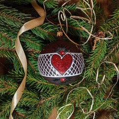 Kézzel fújt karácsonyi gömb barna mézeskalács mintával