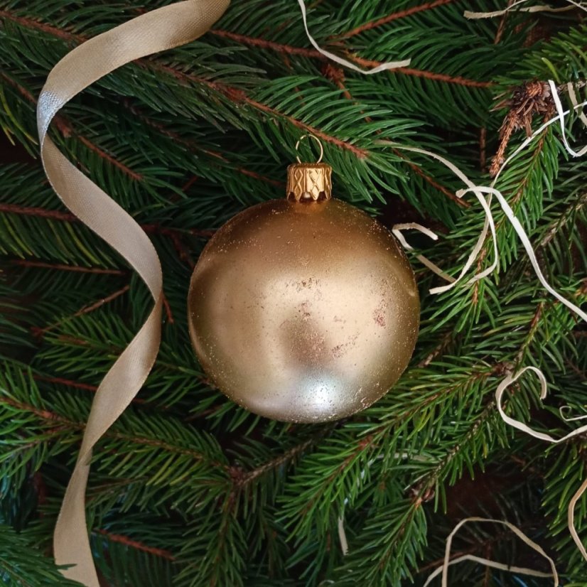 Ručně foukaná zlatá vánoční koule, s jemným vzorem bez malby