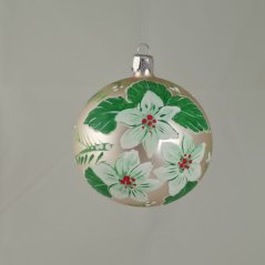 Skleněná vánoční koule se smetanovým podkladem a bílými vánočními květy