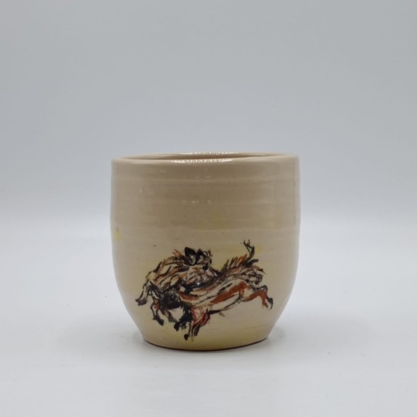 Kézzel készült kerámia bögre – vaddisznó motívum