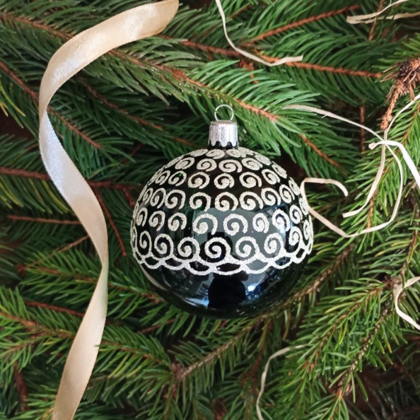 Ručně foukaná vánoční koule se vzorem krajky