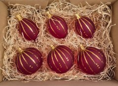 Kézzel díszített piros karácsonyi gömbök arany csíkokkal