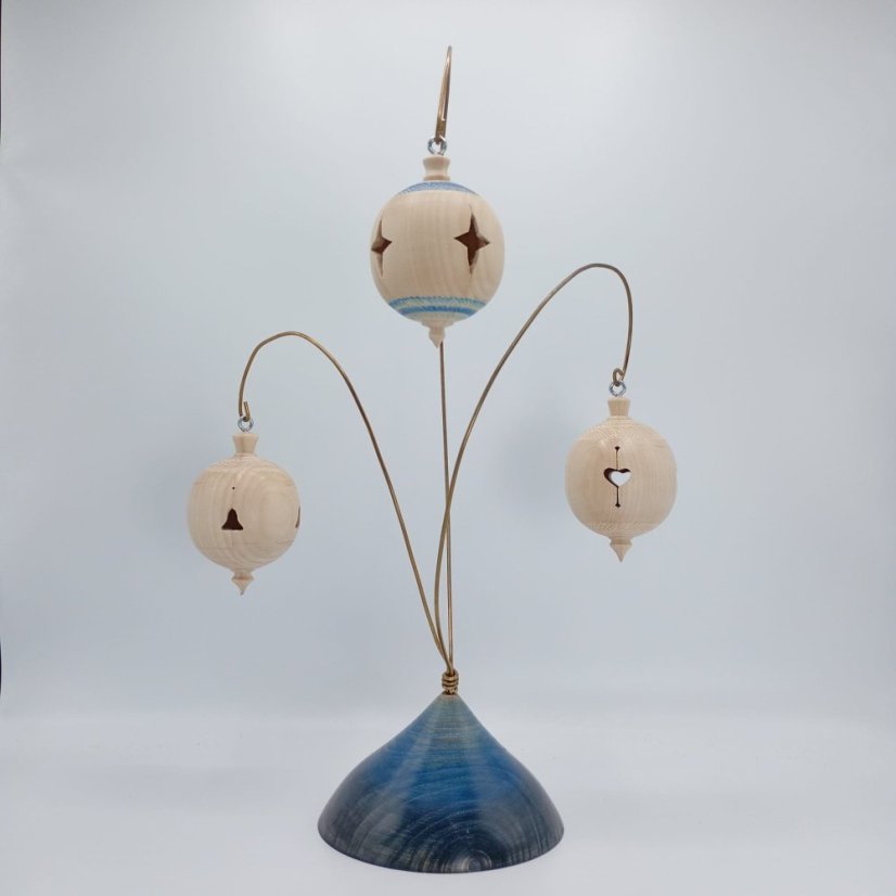 Állvány három fából készült díszítménnyel