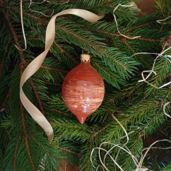 Ručně foukaná vánoční oliva s jednoduchým, moderním, abstraktním vzorem, béžová