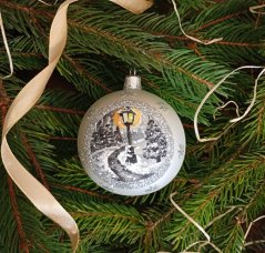 Kézzel festett üveg karácsonyi gömb téli jelenettel – elérhető arany vagy ezüst csillogó változatban