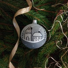 Kézzel fújt karácsonyi gömb falusi / tájképes mintával